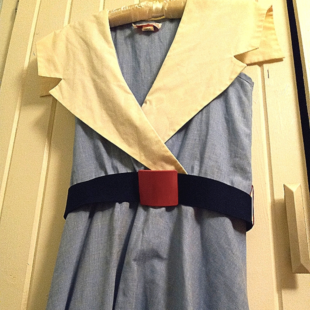 Vintage sleeveless dress with belt